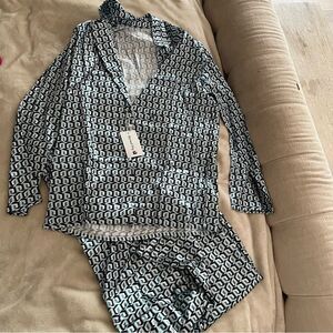 Mermaid Way NWT Silky Lounge Wear/Pajama 2 Piece Set in Geometric Print. Size S.